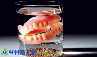 在下落过程中划出一道轨迹